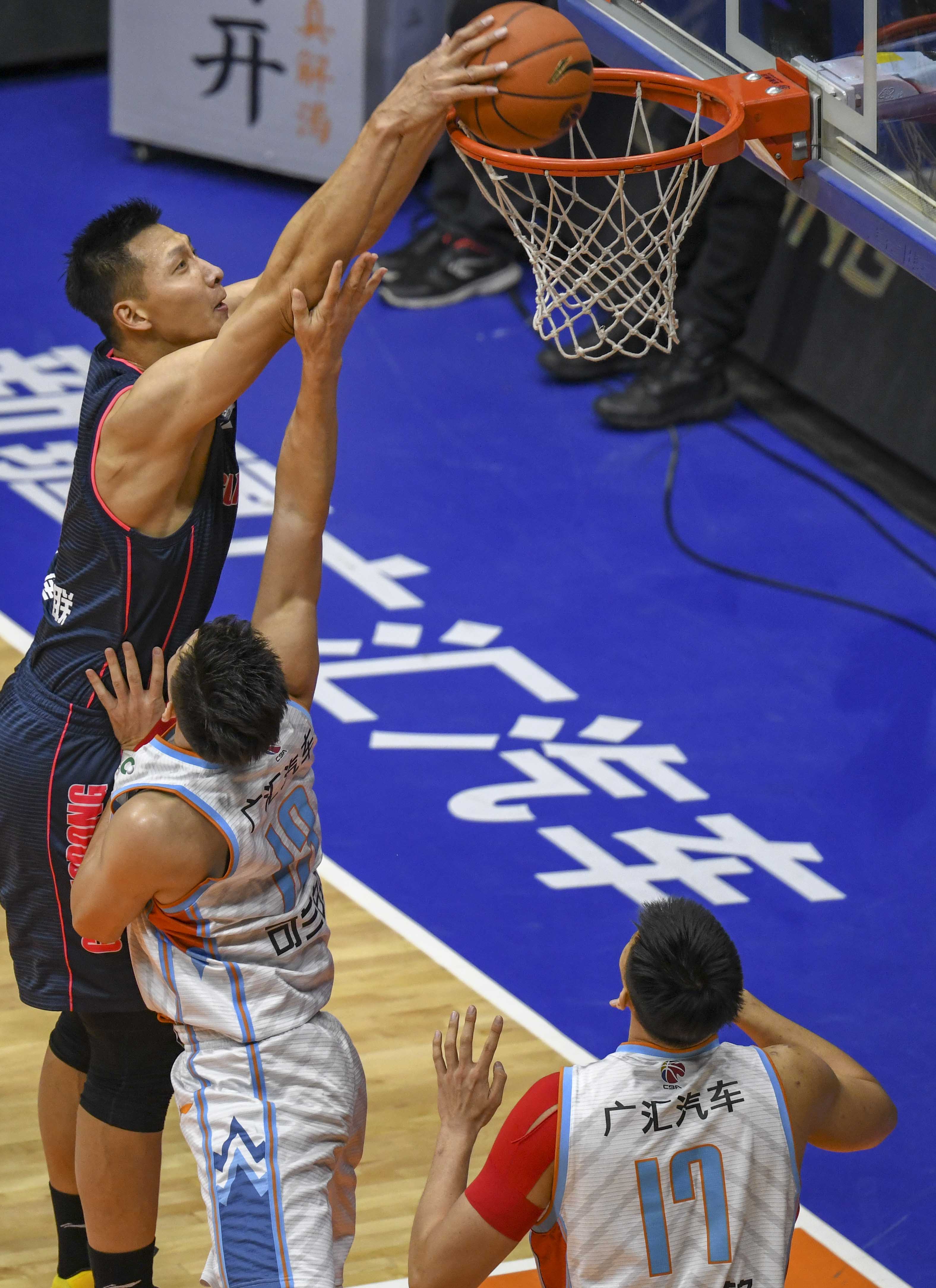 东契奇踩着 东契奇踩着